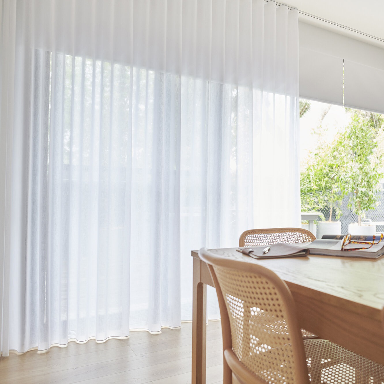 Прозрачные шторы для кухни