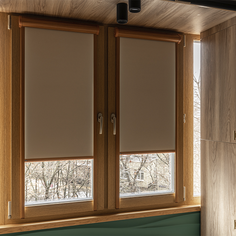 Кассетные рулонные шторы UNI с направляющими для ткани. Фурнитура в цвете золотой дуб.