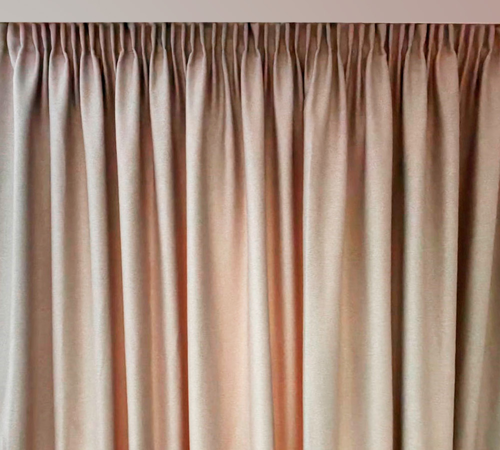 Коэффициент складок штор 1:2 означает, что суммарная ширина штор должна быть в два раза больше длины карниза. Это обеспечивает красивые и равномерные складки на шторах, создавая уютную атмосферу в помещении