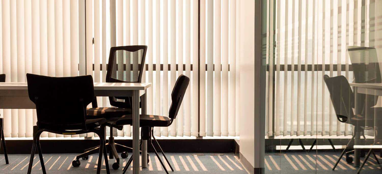 Жалюзи и рулонные шторы для офиса