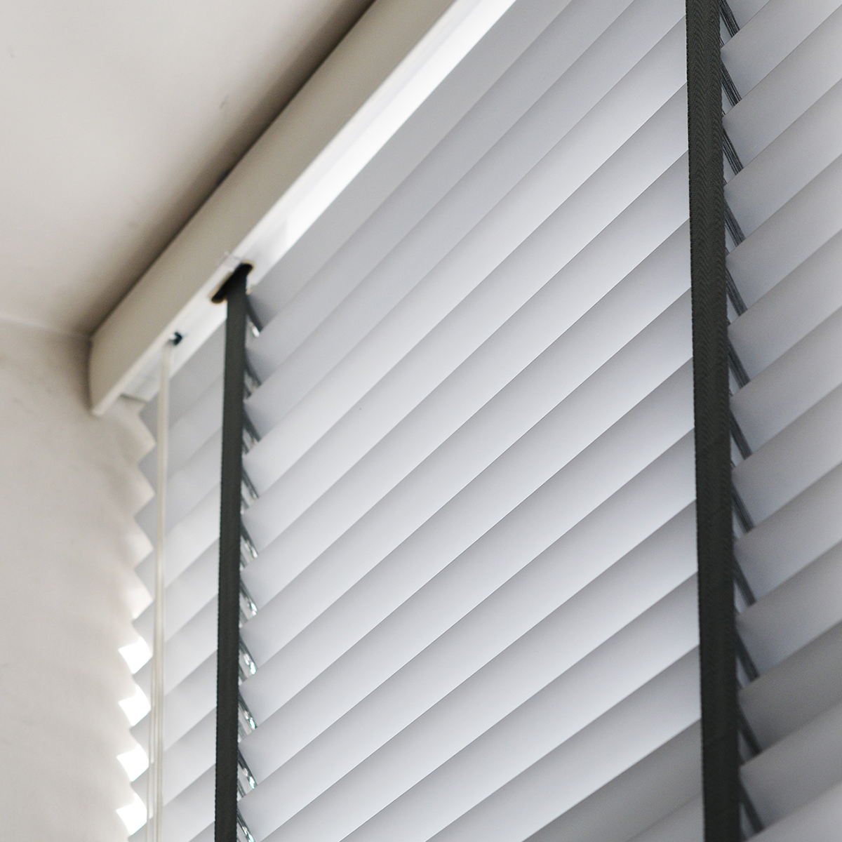 Алюминиевые жалюзи 50 мм с декоративной лесенкой