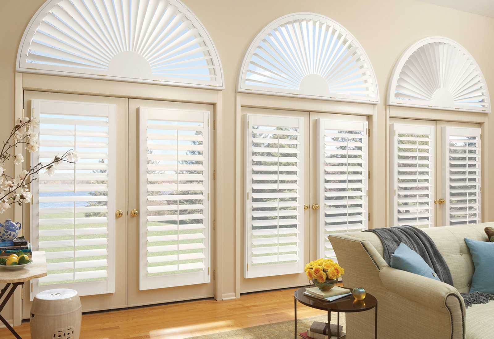 Рулонные шторы и жалюзи для арочных окон: особенности и подбор